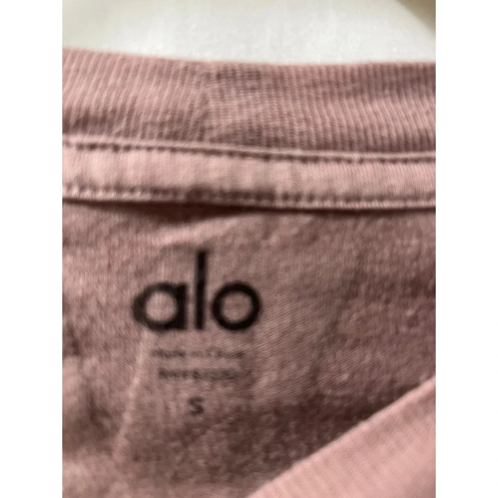 Alo Yoga Womens Cropped Graphic T-Shirt Mauve Pink Short Sleeve Size S Small